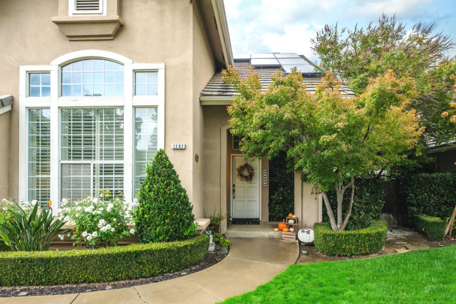 1292 E Le Parc Dr, Fresno, CA 93720