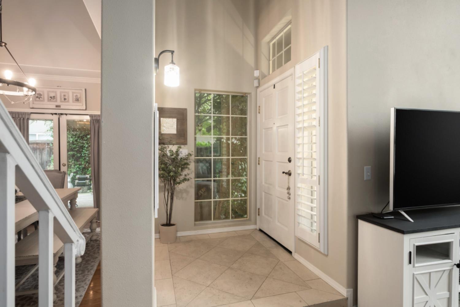 1292 E Le Parc Dr, Fresno, CA 93720