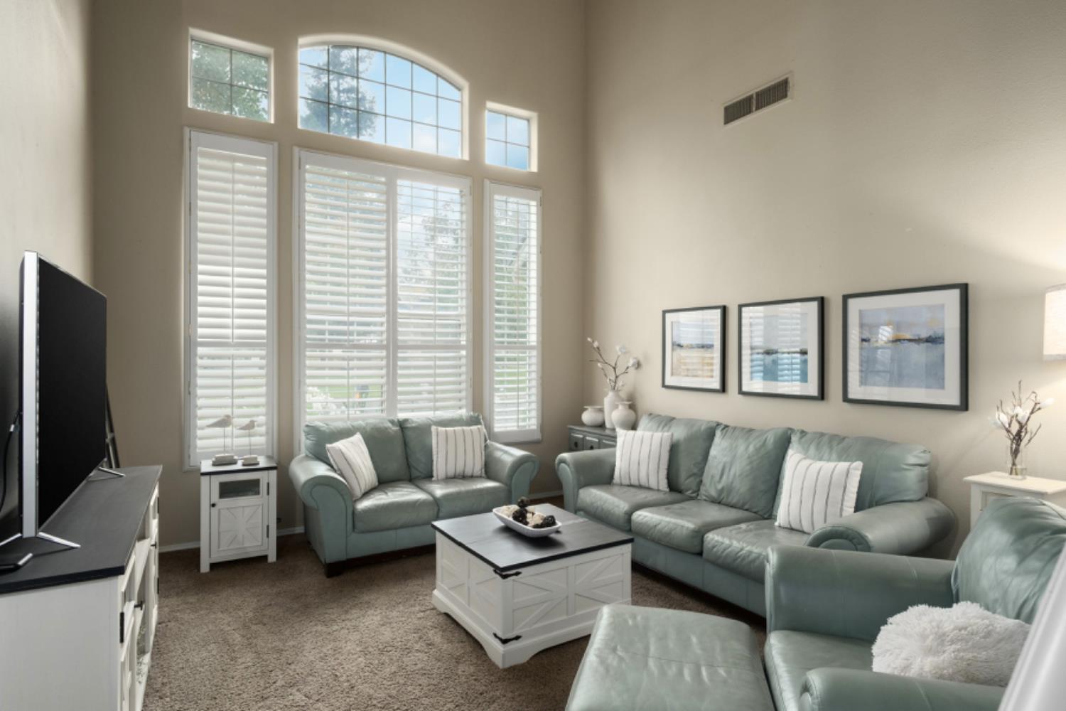 1292 E Le Parc Dr, Fresno, CA 93720