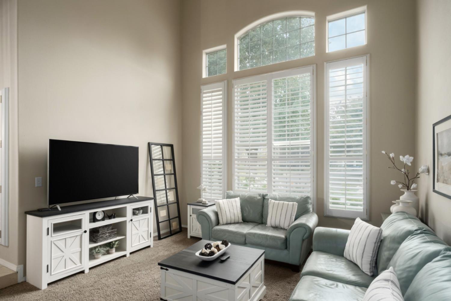 1292 E Le Parc Dr, Fresno, CA 93720