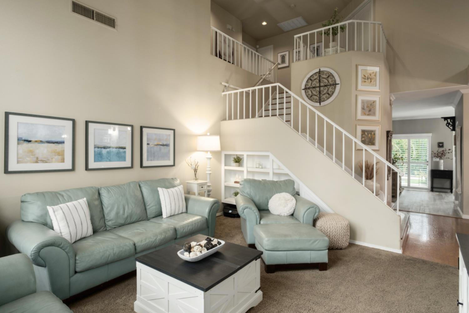 1292 E Le Parc Dr, Fresno, CA 93720