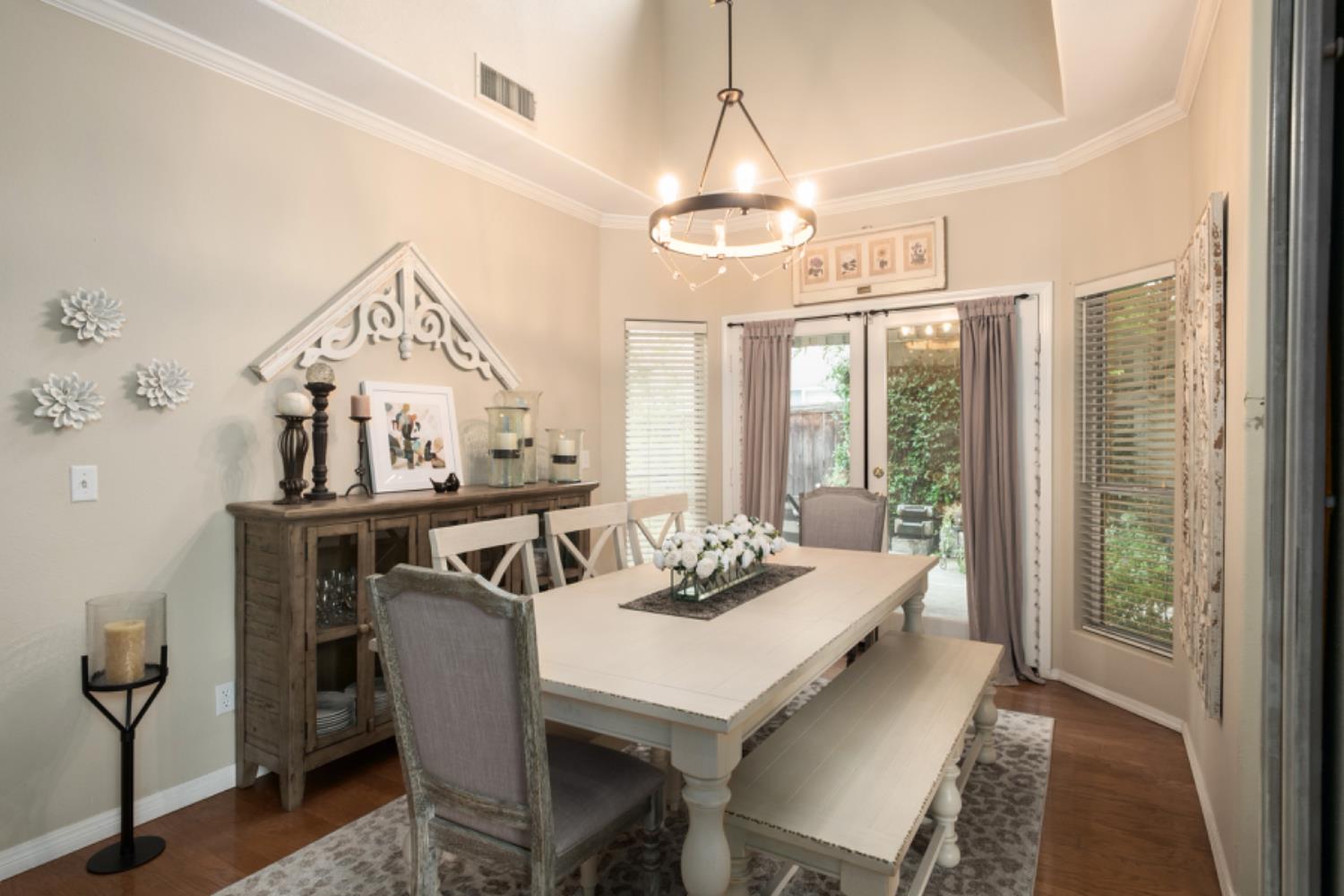 1292 E Le Parc Dr, Fresno, CA 93720