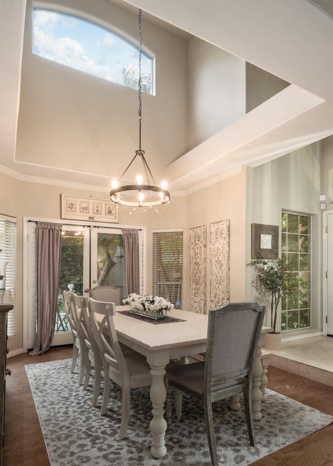 1292 E Le Parc Dr, Fresno, CA 93720