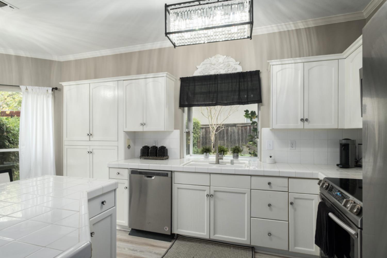 1292 E Le Parc Dr, Fresno, CA 93720