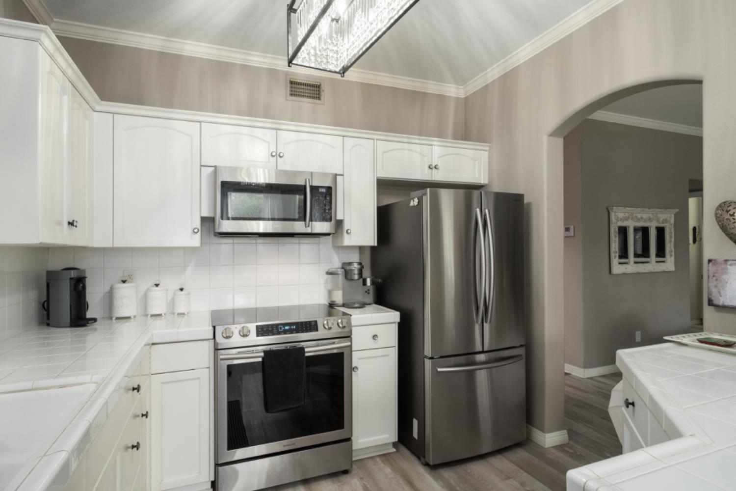 1292 E Le Parc Dr, Fresno, CA 93720