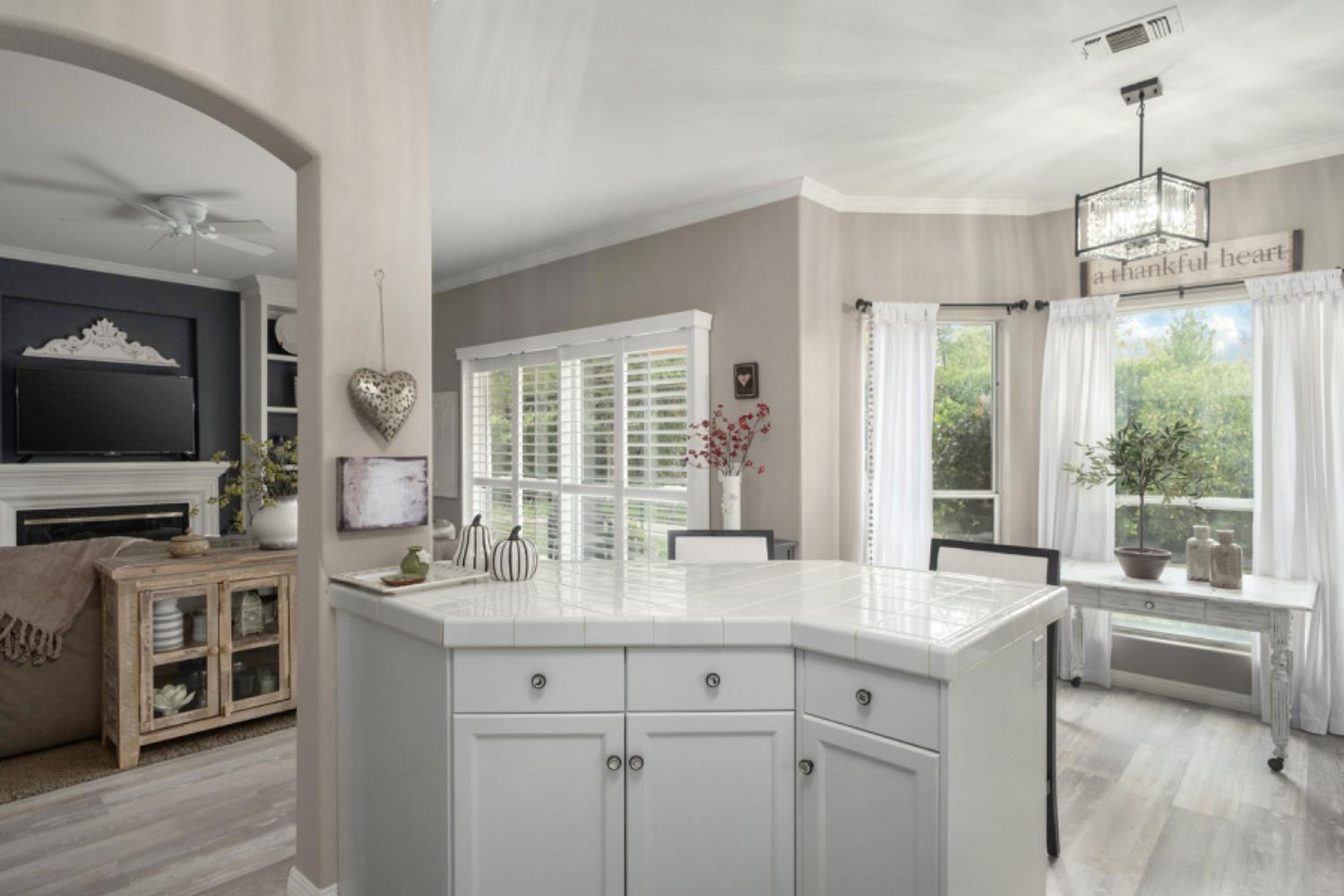 1292 E Le Parc Dr, Fresno, CA 93720