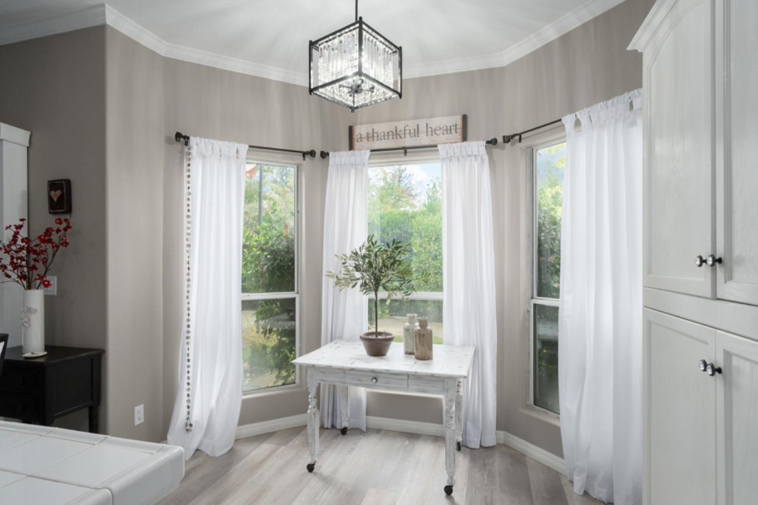 1292 E Le Parc Dr, Fresno, CA 93720