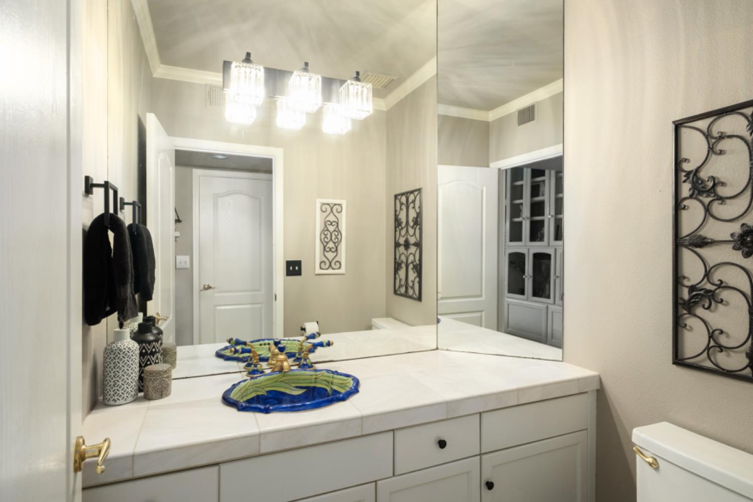 1292 E Le Parc Dr, Fresno, CA 93720