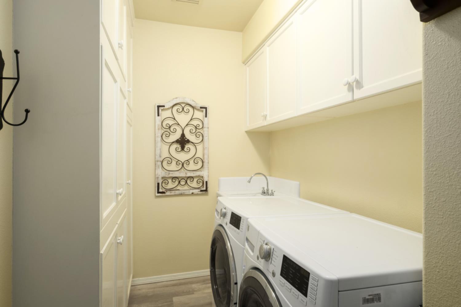 1292 E Le Parc Dr, Fresno, CA 93720