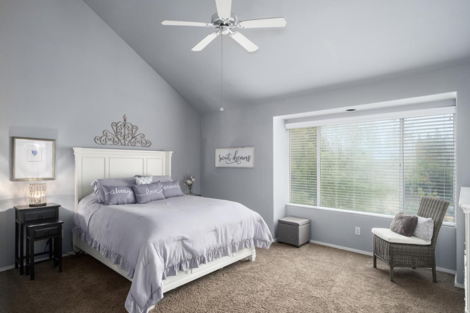 1292 E Le Parc Dr, Fresno, CA 93720