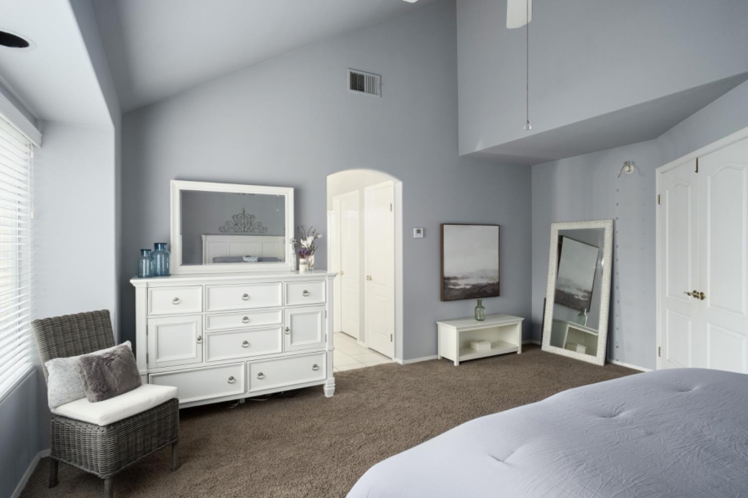 1292 E Le Parc Dr, Fresno, CA 93720