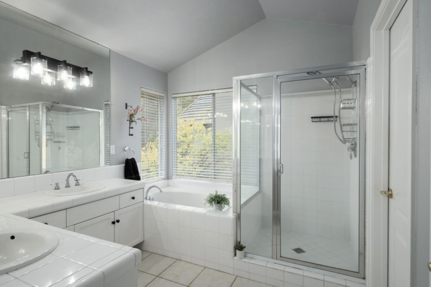 1292 E Le Parc Dr, Fresno, CA 93720