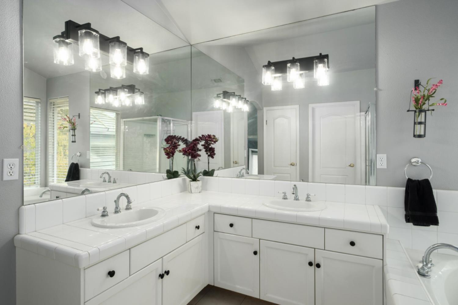 1292 E Le Parc Dr, Fresno, CA 93720