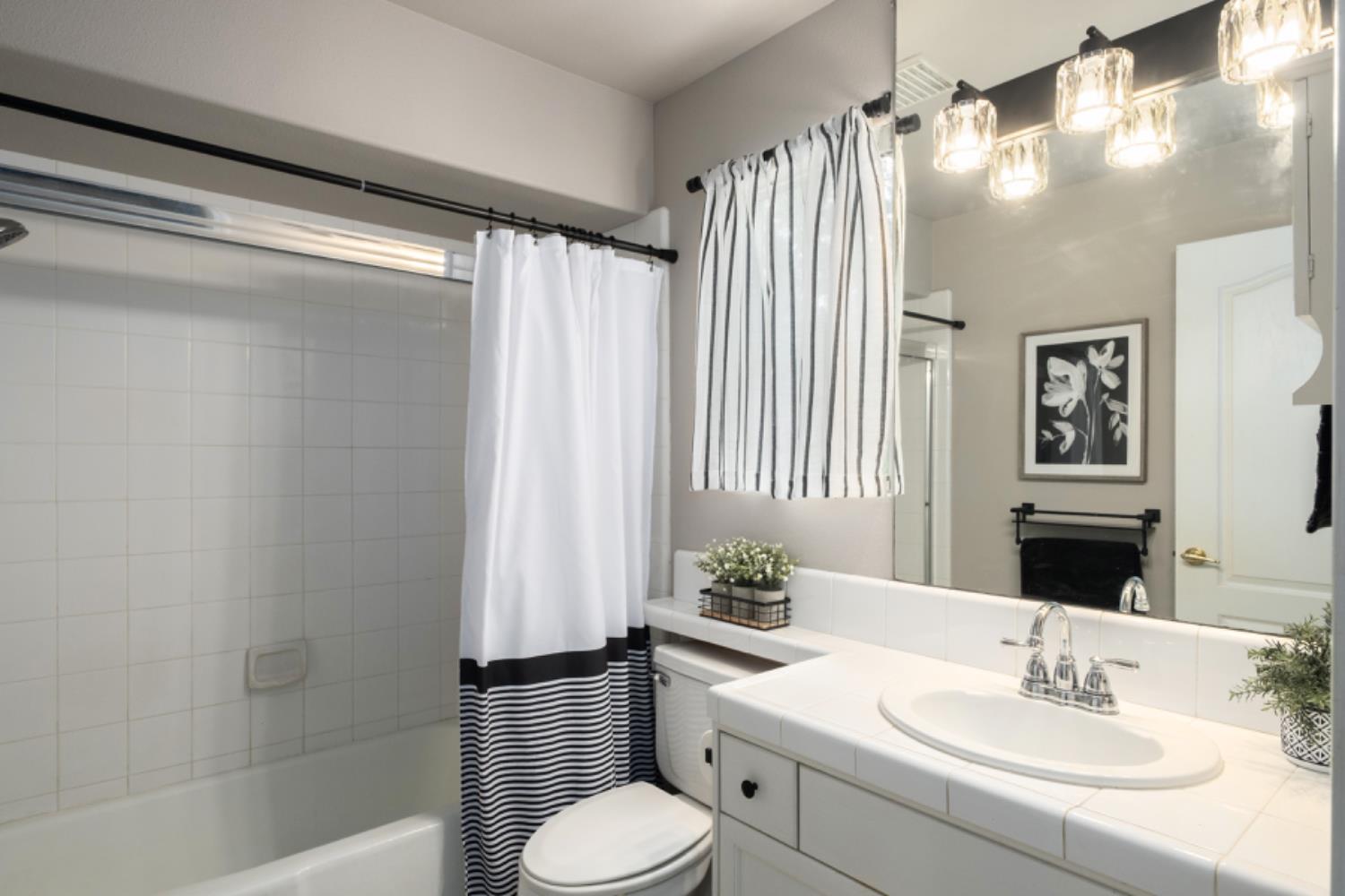 1292 E Le Parc Dr, Fresno, CA 93720