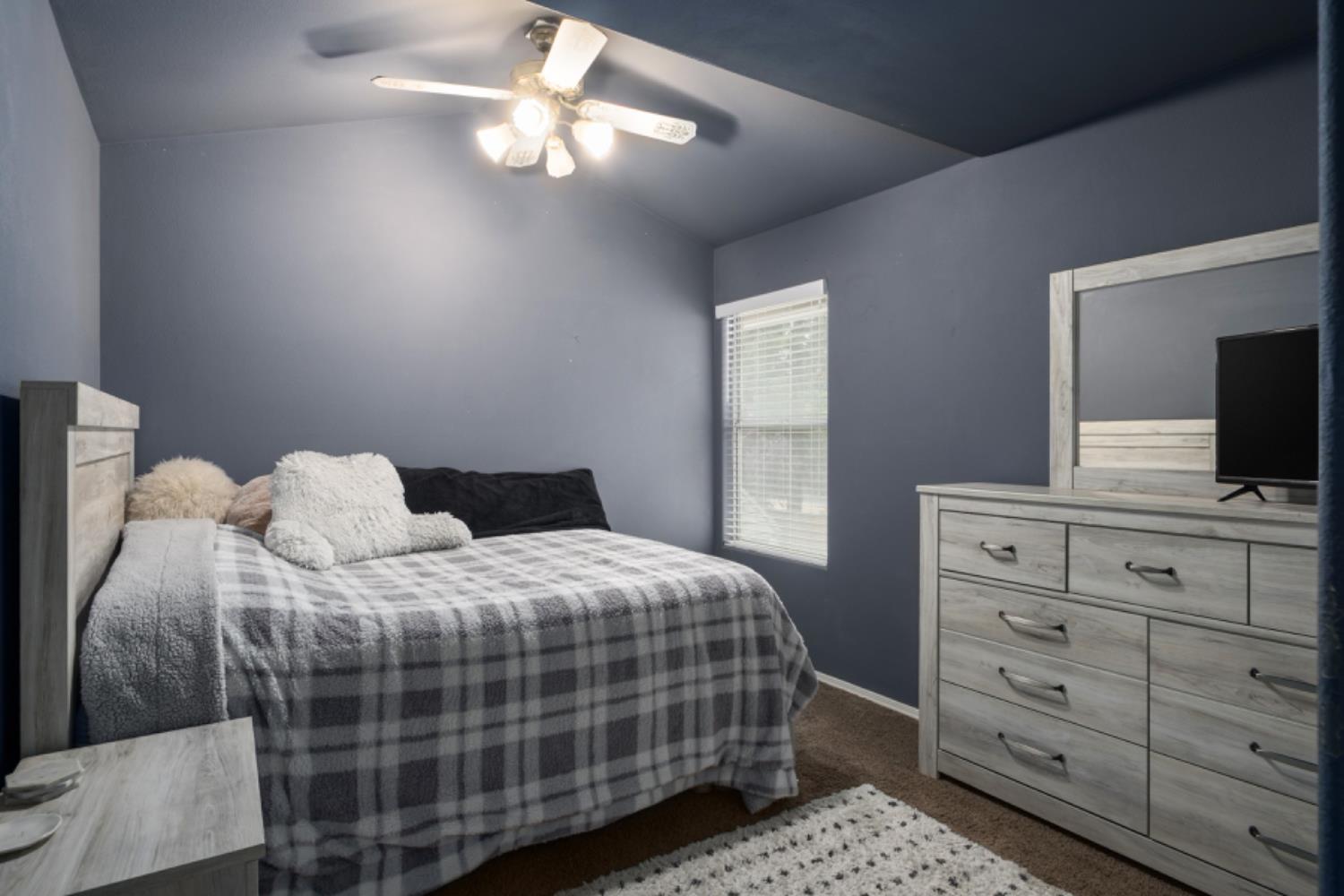 1292 E Le Parc Dr, Fresno, CA 93720