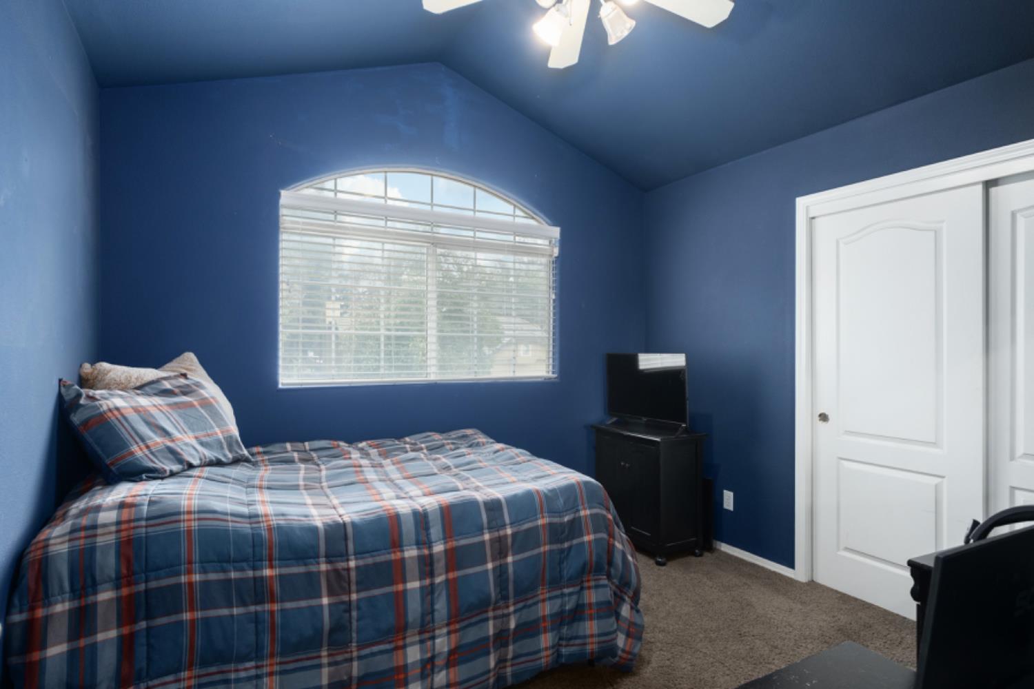 1292 E Le Parc Dr, Fresno, CA 93720