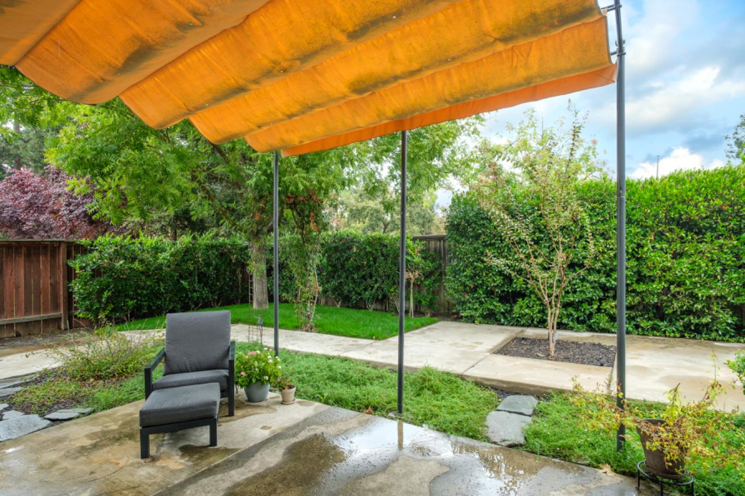 1292 E Le Parc Dr, Fresno, CA 93720