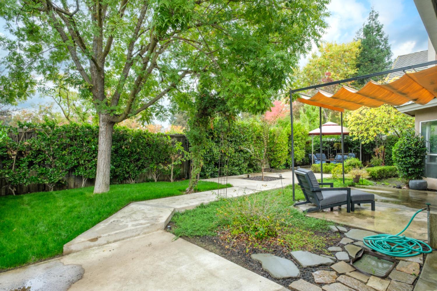 1292 E Le Parc Dr, Fresno, CA 93720