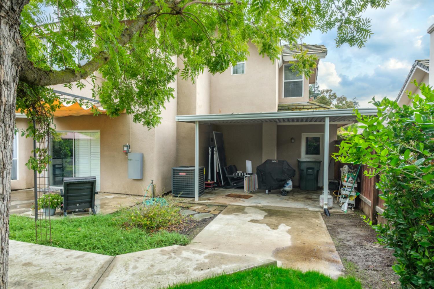 1292 E Le Parc Dr, Fresno, CA 93720