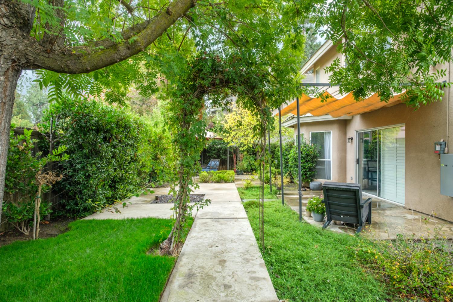 1292 E Le Parc Dr, Fresno, CA 93720