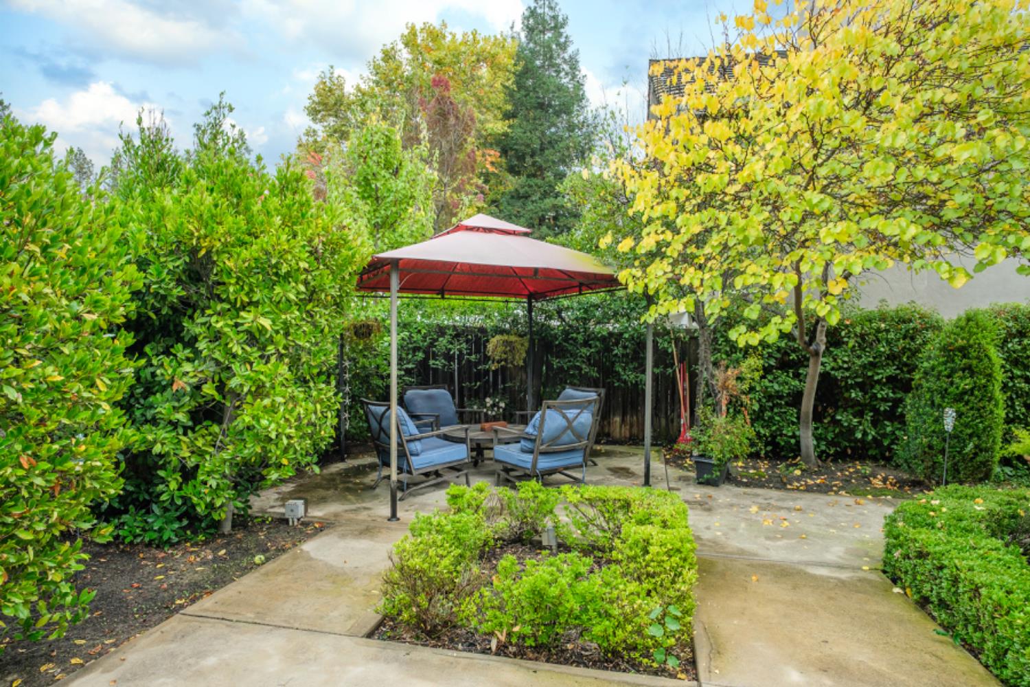 1292 E Le Parc Dr, Fresno, CA 93720