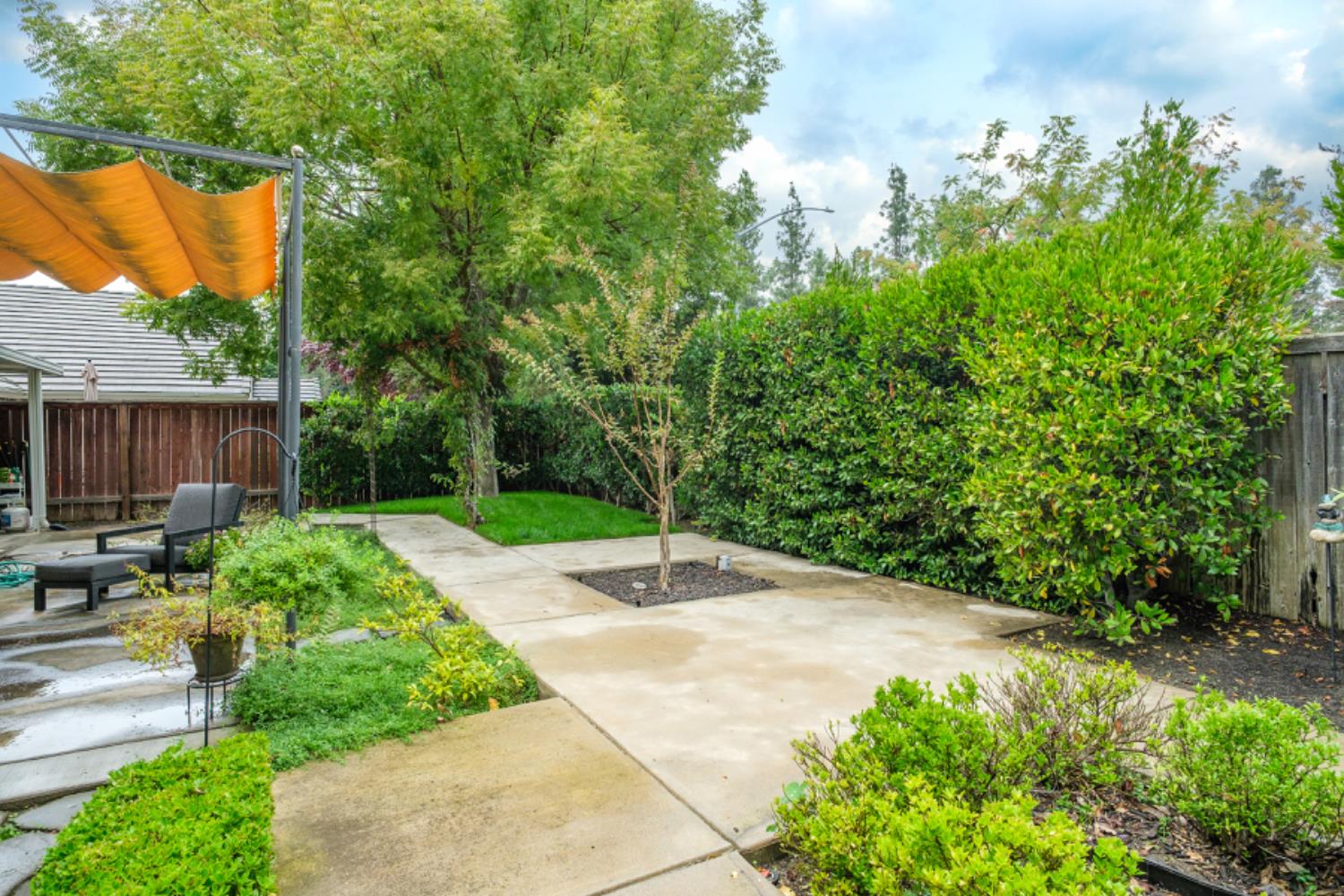 1292 E Le Parc Dr, Fresno, CA 93720