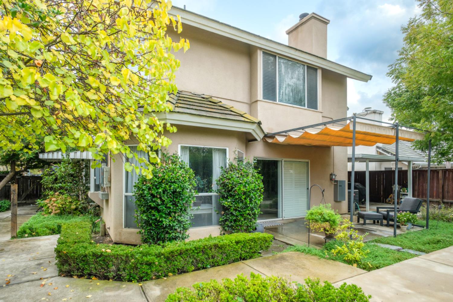 1292 E Le Parc Dr, Fresno, CA 93720