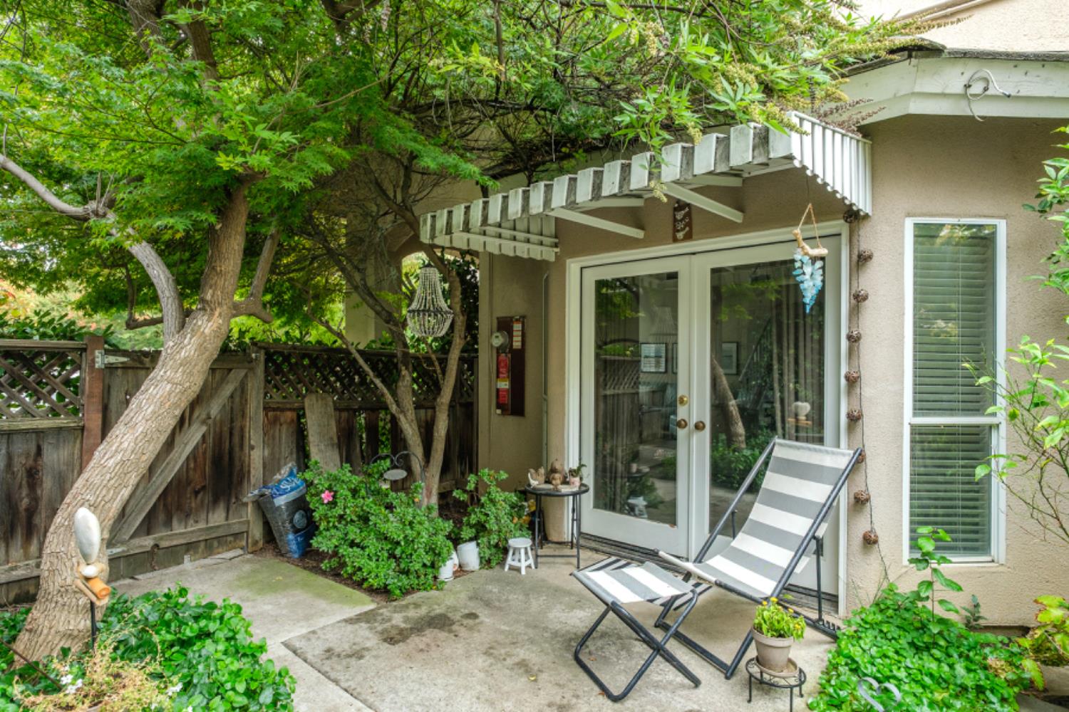 1292 E Le Parc Dr, Fresno, CA 93720