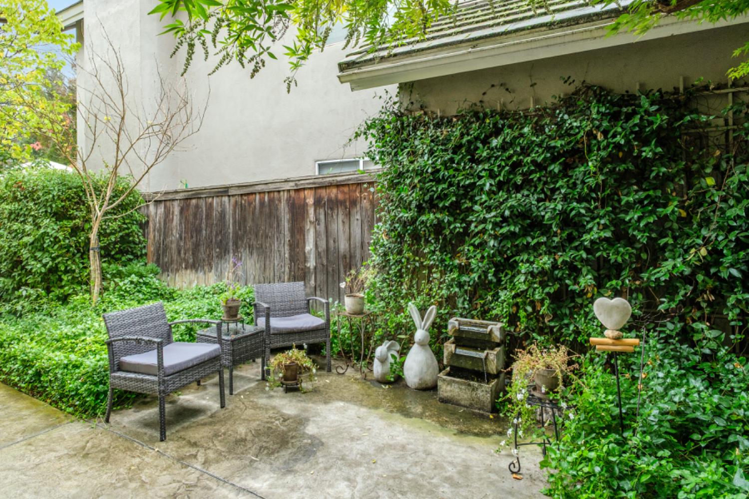 1292 E Le Parc Dr, Fresno, CA 93720