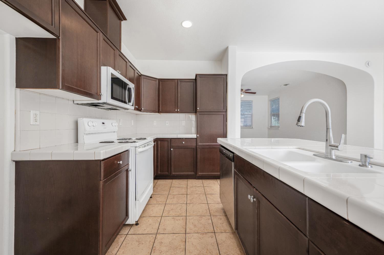 3681 W Pomegranate Ln, Fresno, CA 93711