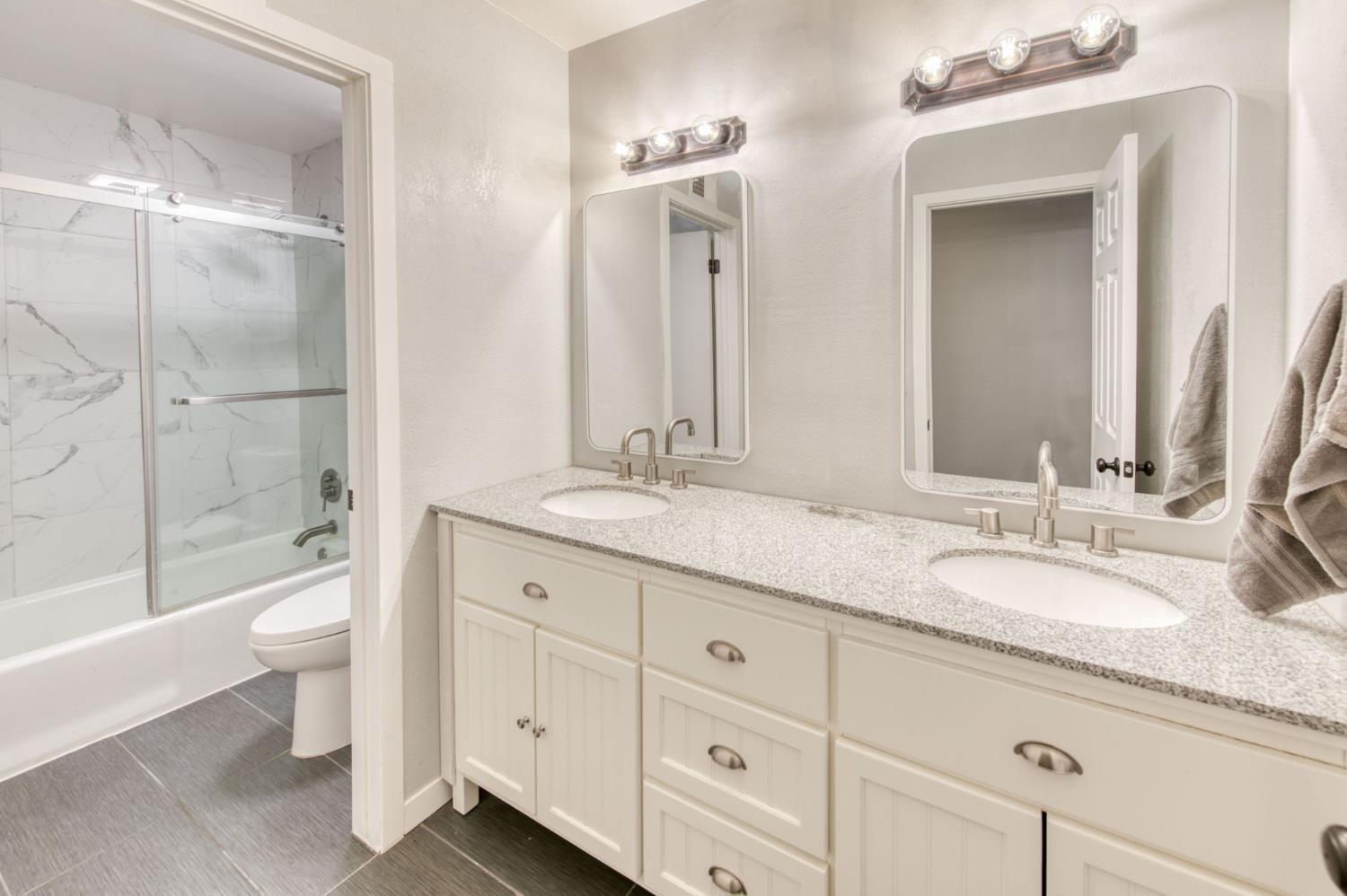 6548 N Poplar Ave, Fresno, CA 93704