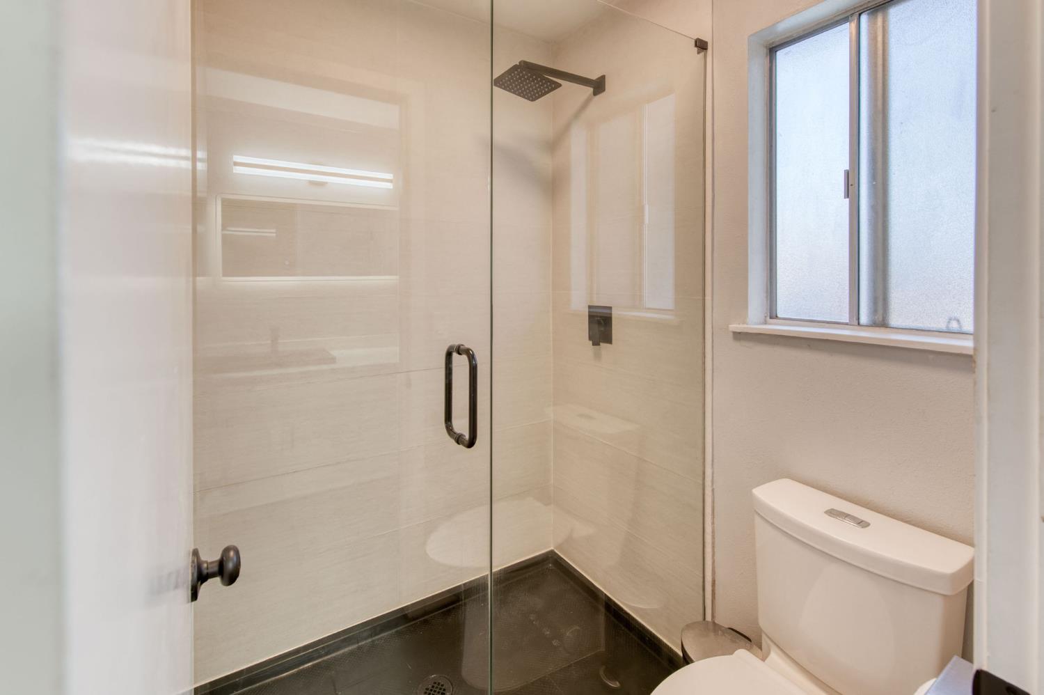 6548 N Poplar Ave, Fresno, CA 93704