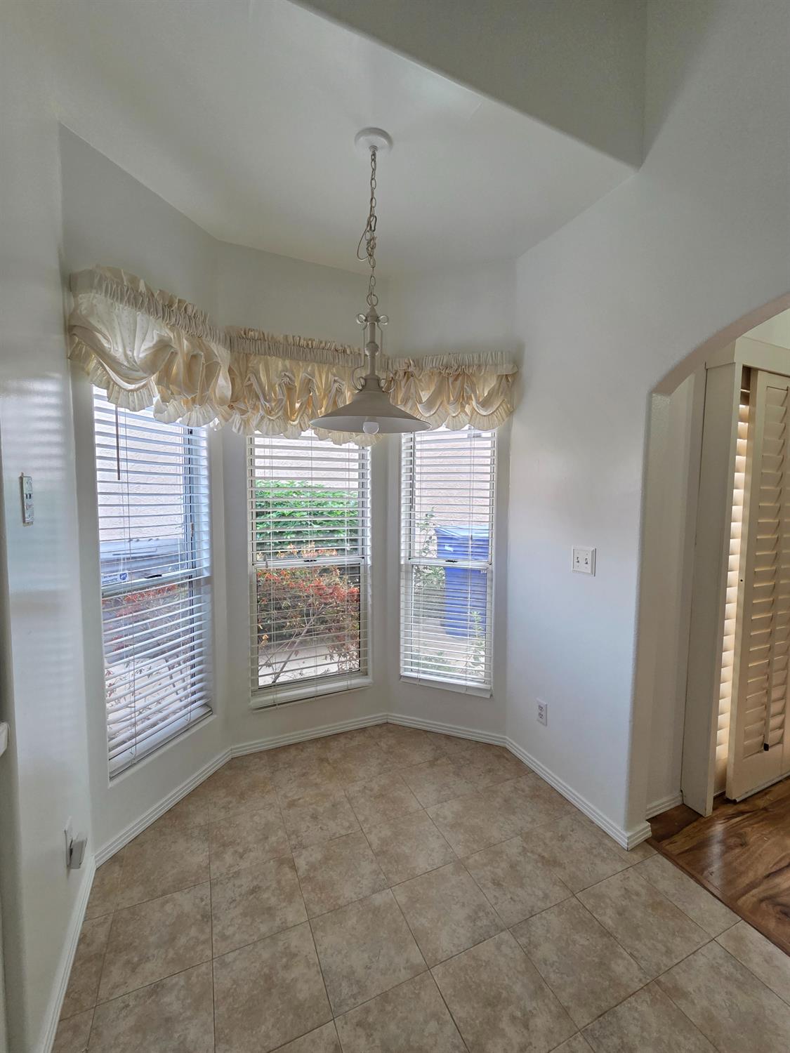 369 E Lindbrook Ln, Fresno, CA 93720