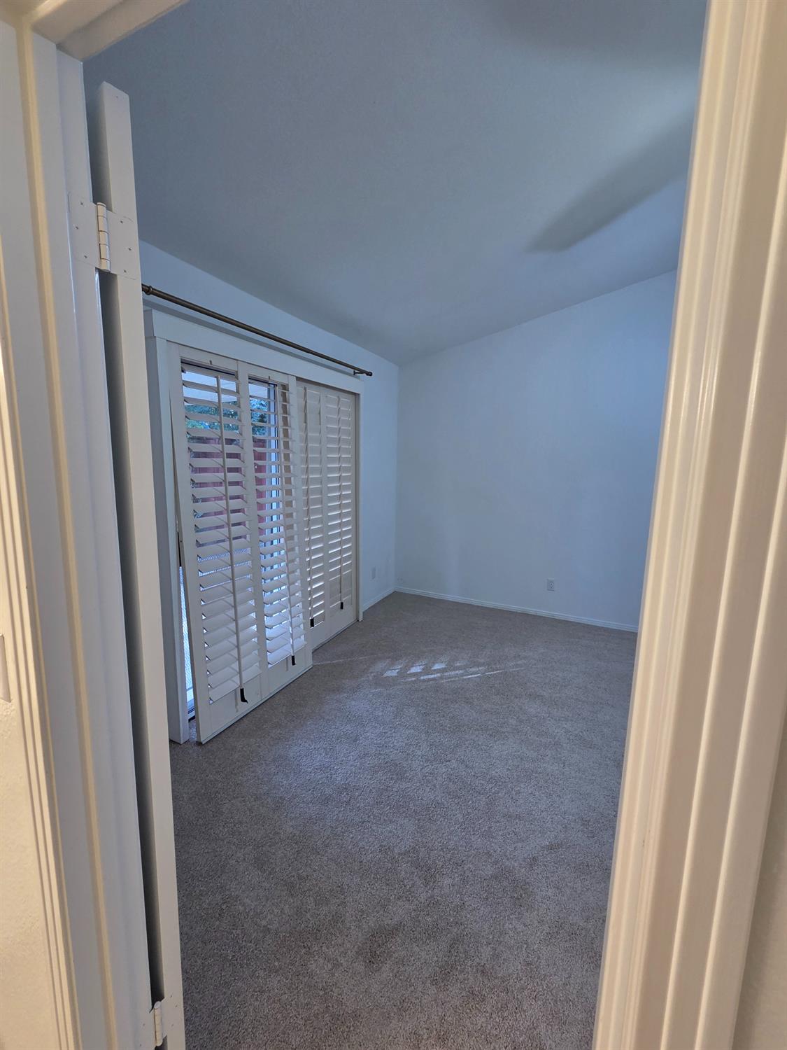 369 E Lindbrook Ln, Fresno, CA 93720