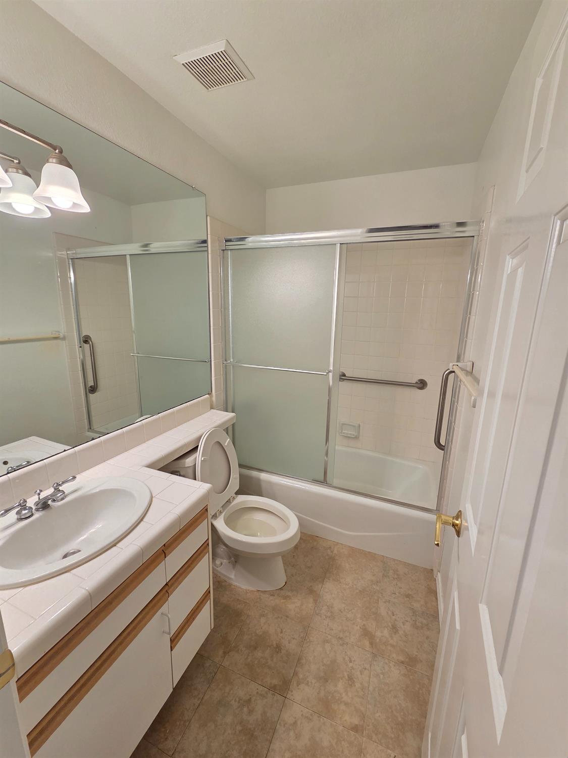 369 E Lindbrook Ln, Fresno, CA 93720