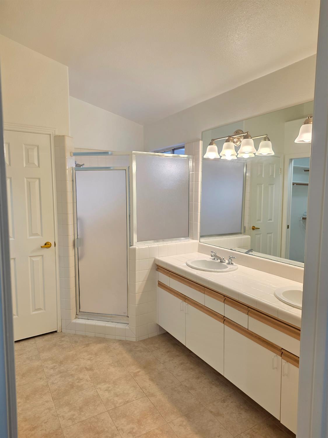 369 E Lindbrook Ln, Fresno, CA 93720