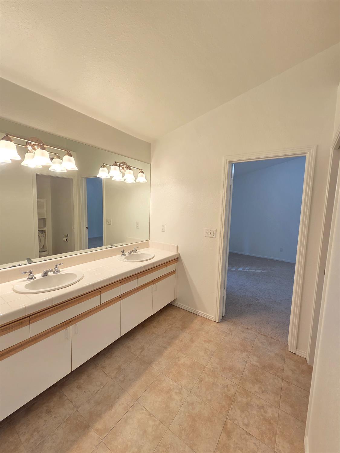 369 E Lindbrook Ln, Fresno, CA 93720