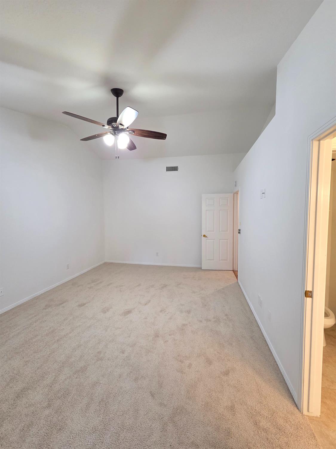 369 E Lindbrook Ln, Fresno, CA 93720