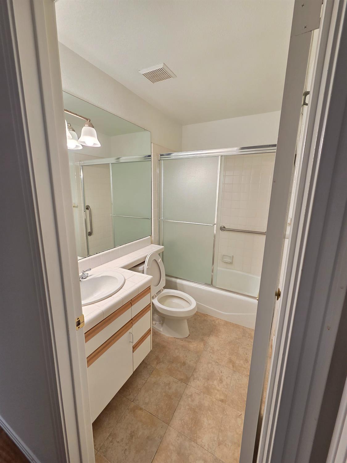 369 E Lindbrook Ln, Fresno, CA 93720