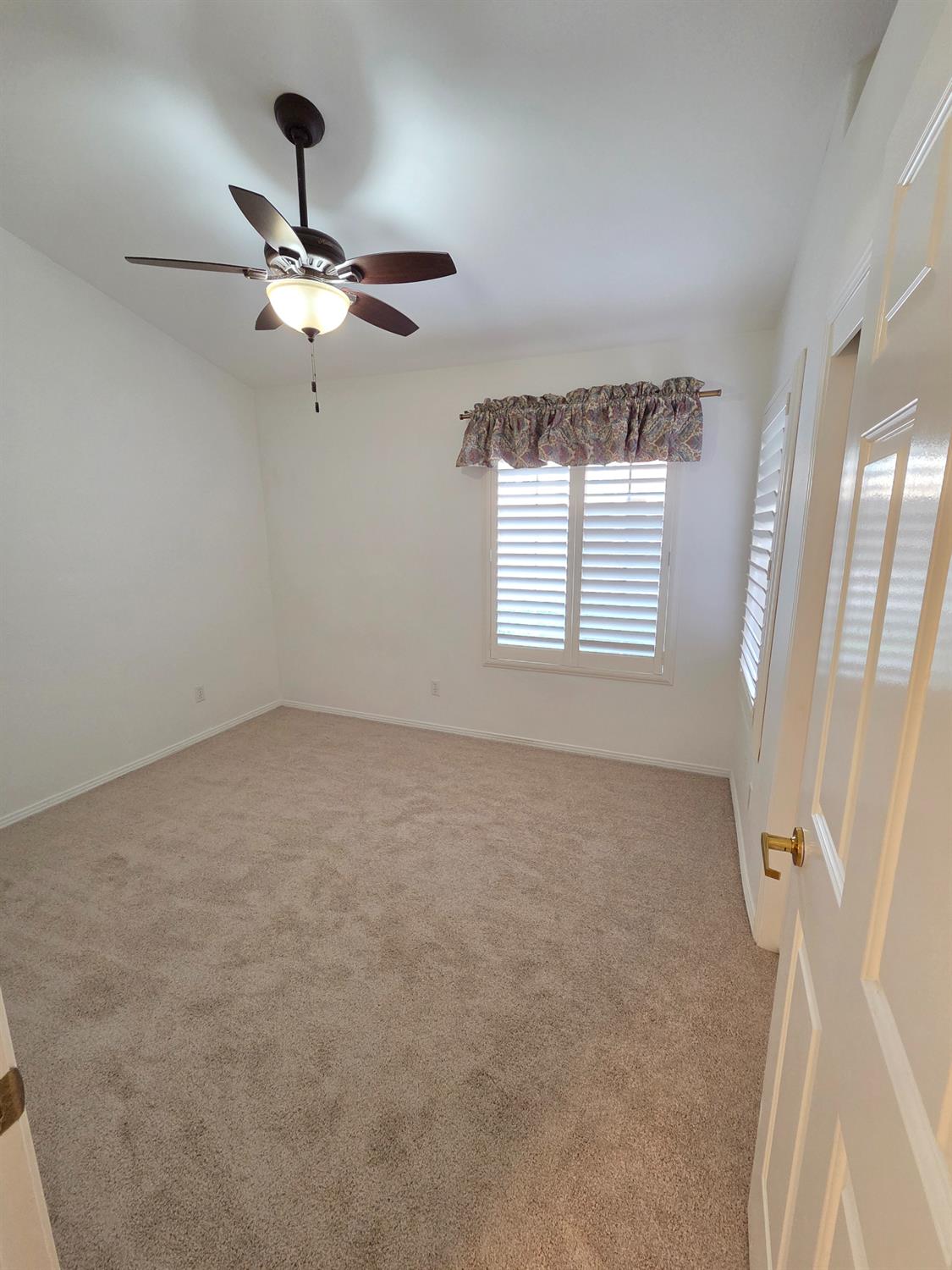 369 E Lindbrook Ln, Fresno, CA 93720