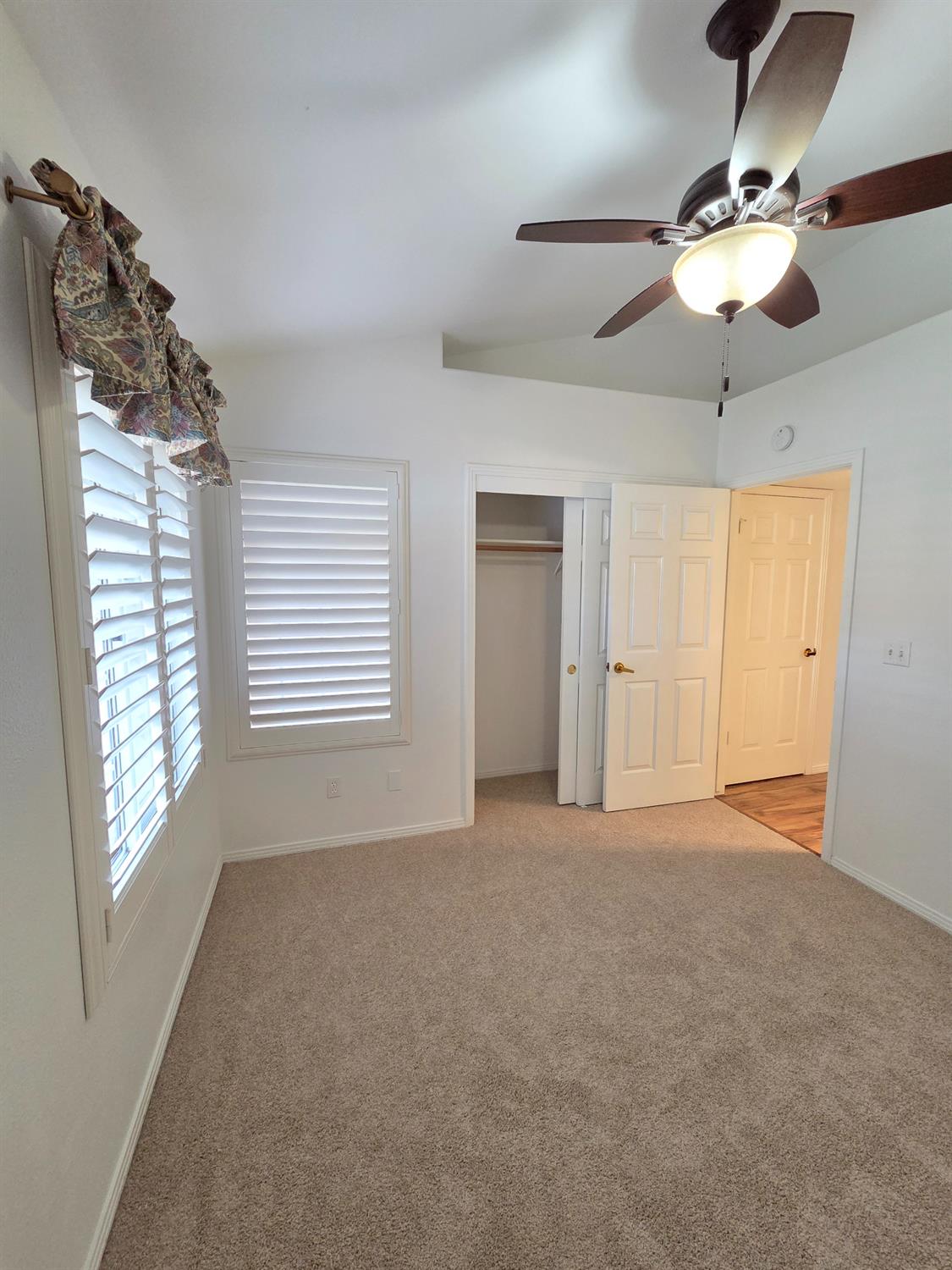 369 E Lindbrook Ln, Fresno, CA 93720