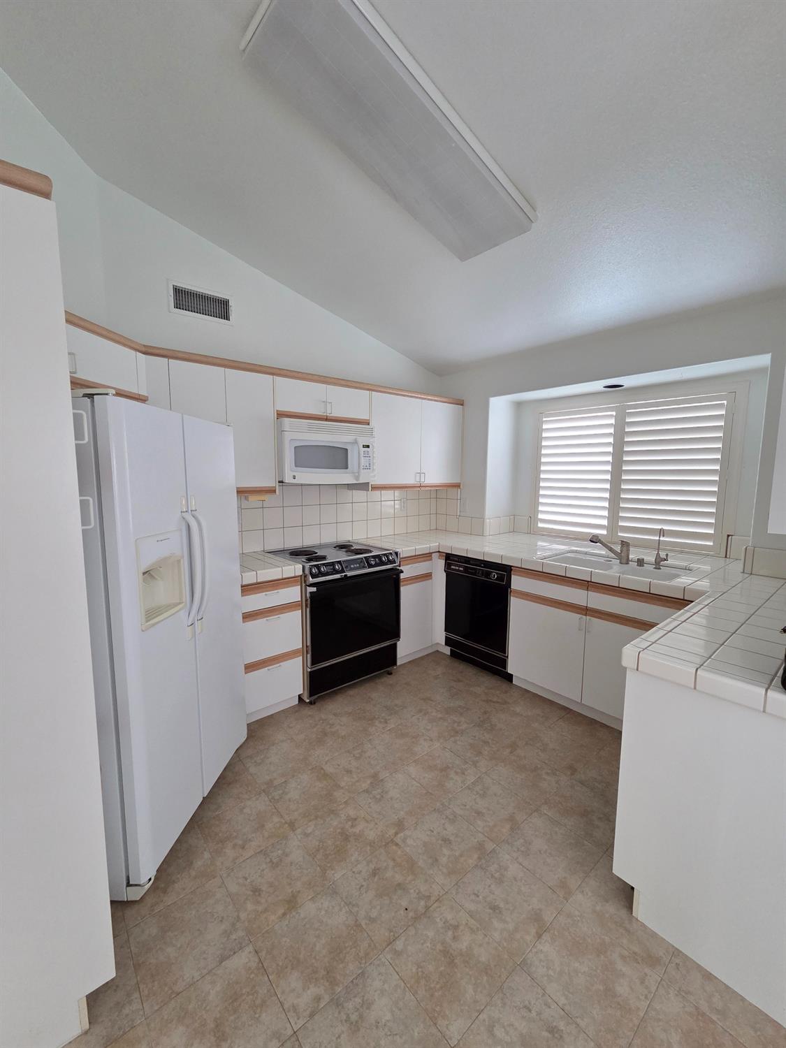 369 E Lindbrook Ln, Fresno, CA 93720