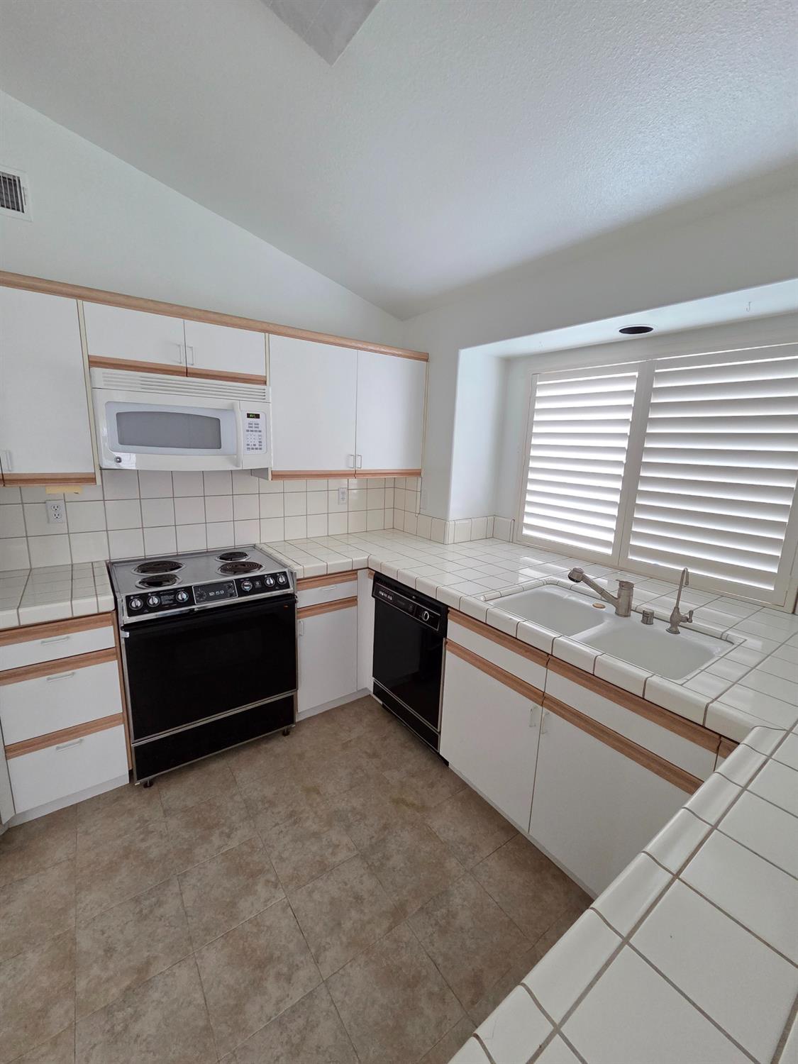 369 E Lindbrook Ln, Fresno, CA 93720