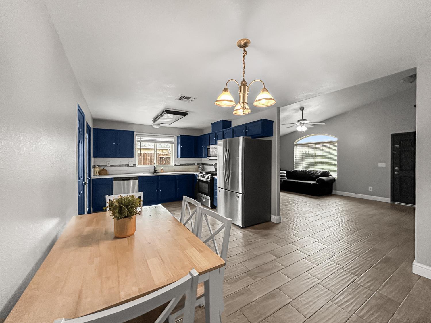 2349 S Sabre Ave, Fresno, CA 93727