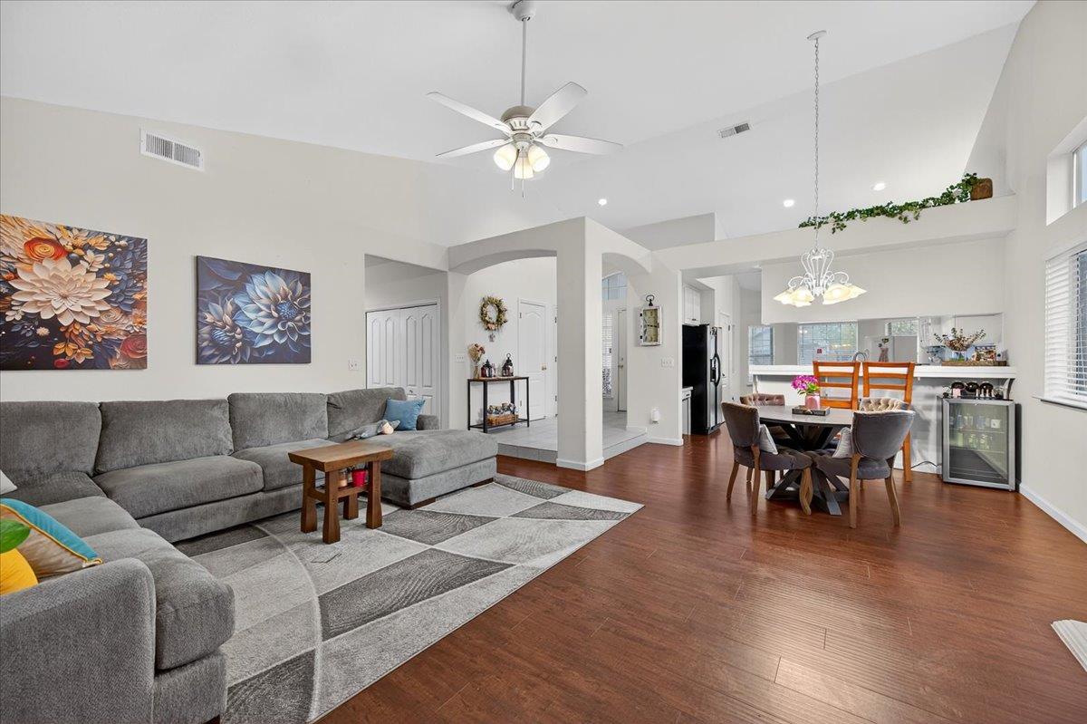 2349 E La Quinta Dr, Fresno, CA 93730