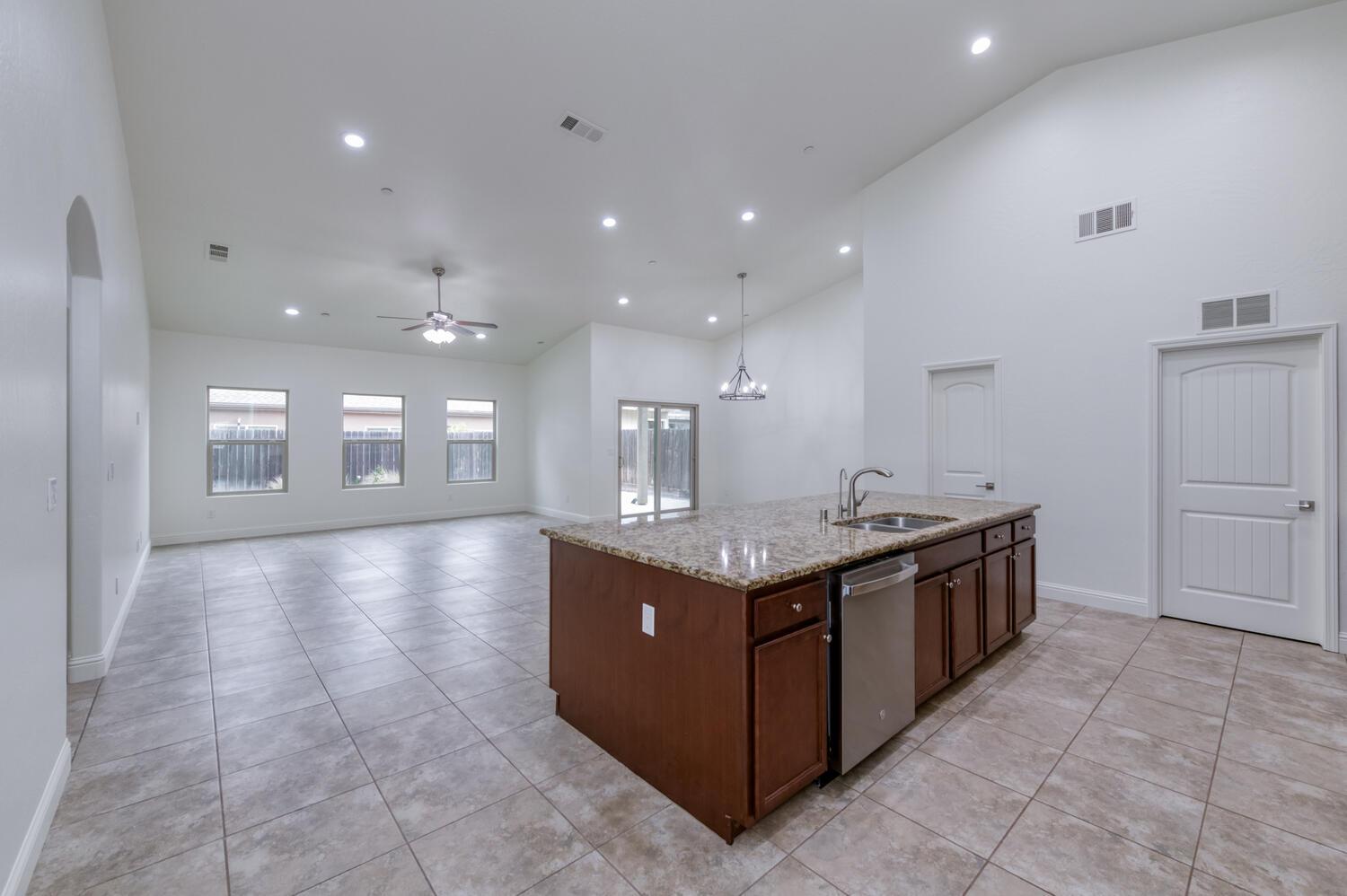 6808 W Lucas Dr, Fresno, CA 93722