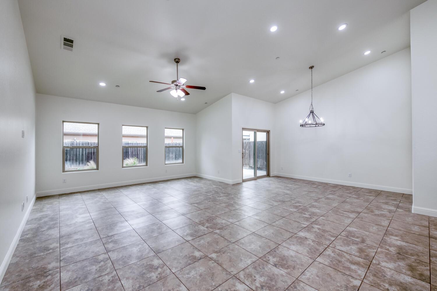 6808 W Lucas Dr, Fresno, CA 93722