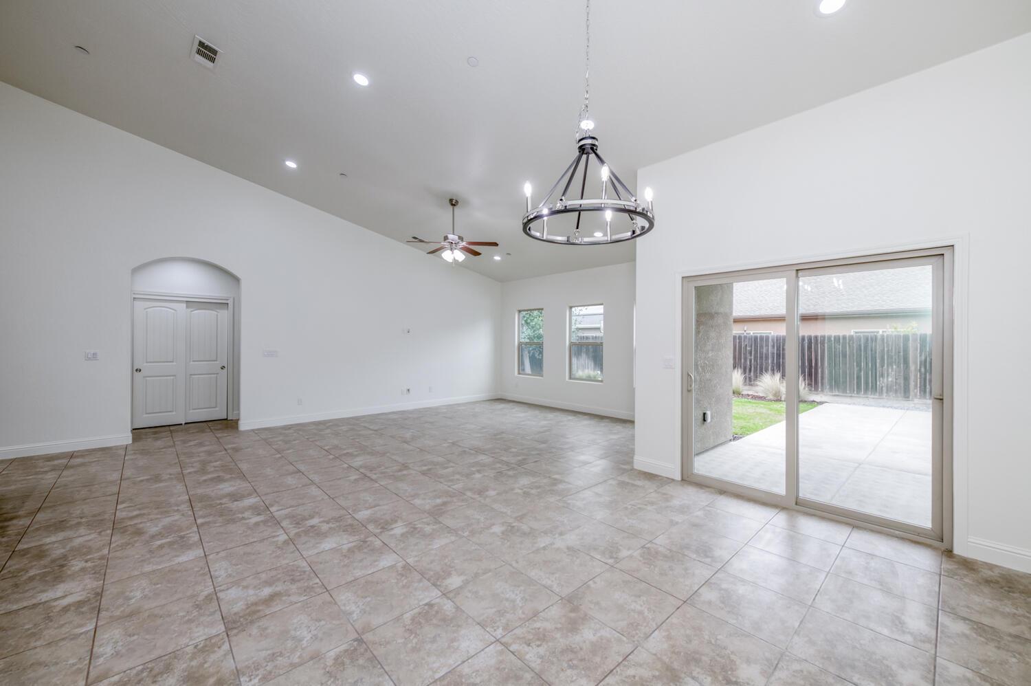 6808 W Lucas Dr, Fresno, CA 93722