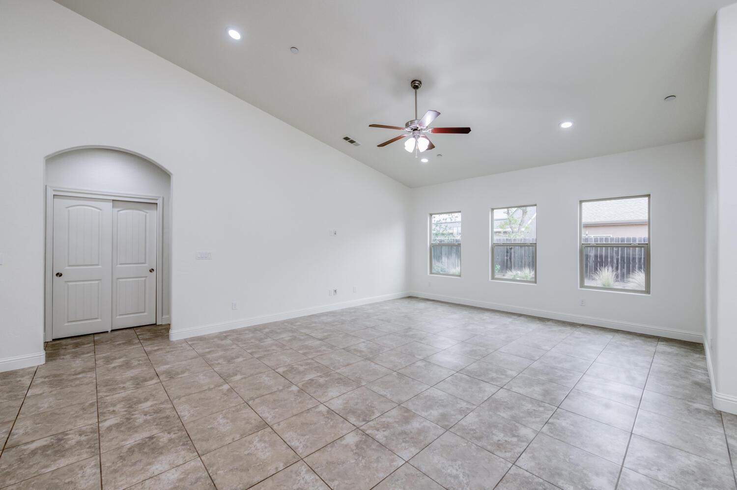 6808 W Lucas Dr, Fresno, CA 93722