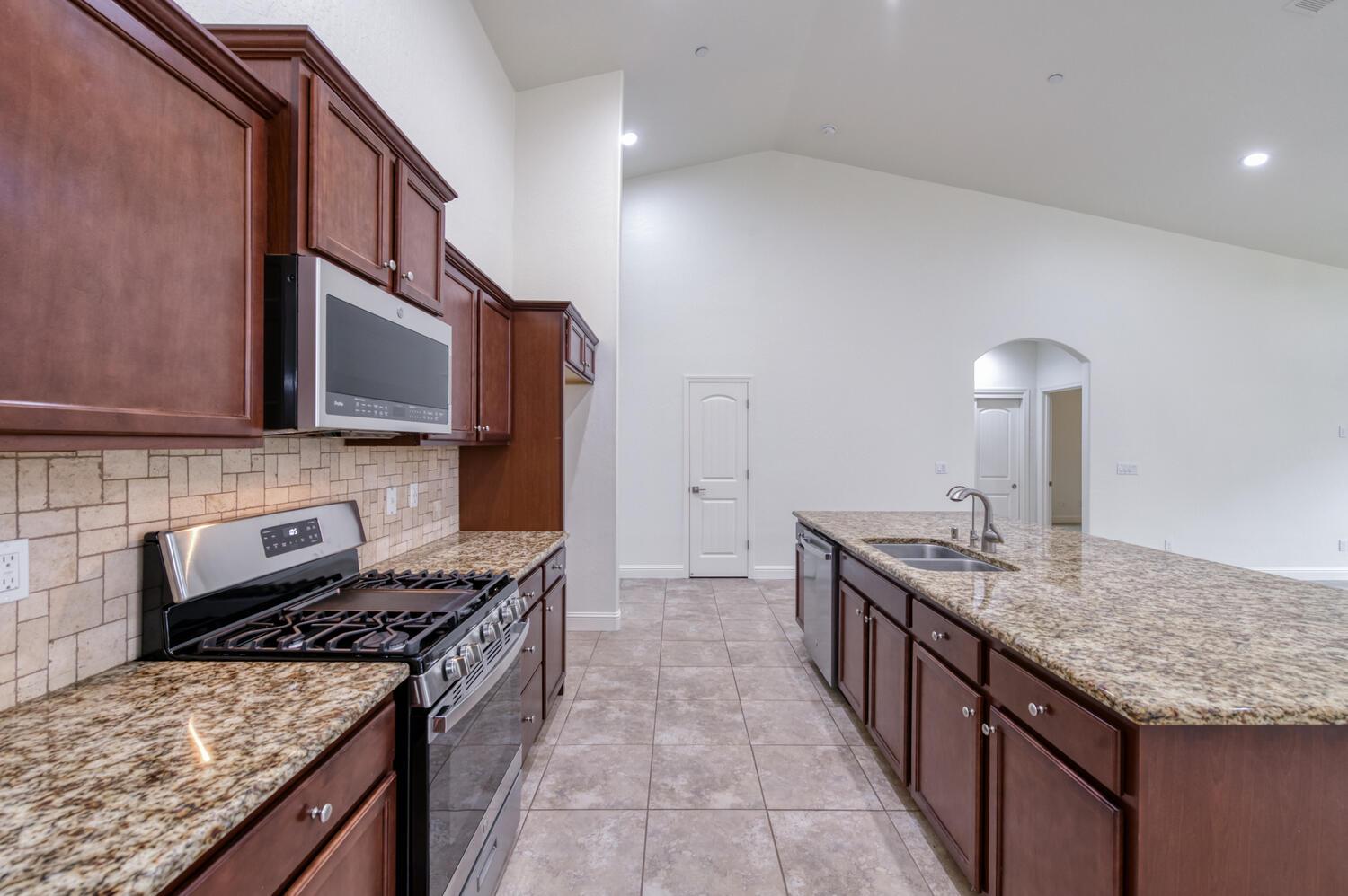 6808 W Lucas Dr, Fresno, CA 93722